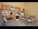 Apartementen Paž - 28m from the beach: A1(4+2), A2(2+1), A3(4+1) Vinisce - Riviera Trogir  - Appartement - A2(2+1): keuken en eetkamer