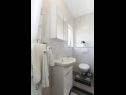 Vakantiehuizen Ivica - with pool H(6) Vinisce - Riviera Trogir  - Kroatië  - H(6): badkamer met toilet