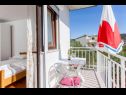 Apartementen Jere - 30 m from beach: A1(4+1), A2(2+1) Vinisce - Riviera Trogir  - Appartement - A1(4+1): terras