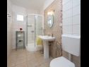 Apartementen Ivo - beach nearby: A1(2+3), A2(2+2), A3(4+1) Vinisce - Riviera Trogir  - Appartement - A2(2+2): badkamer met toilet