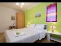 Apartementen Ivo - beach nearby: A1(2+3), A2(2+2), A3(4+1) Vinisce - Riviera Trogir  - Appartement - A3(4+1): slaapkamer