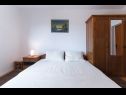 Apartementen Tiho - 10m from the beach: SA1 potkrovlje(2+1), A2 1. kat(4+1) Preko - Eiland Ugljan  - Appartement - A2 1. kat(4+1): slaapkamer