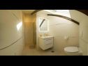 Apartementen Filip - vineyard and large terrace: SA1 žuti(2), SA2 rozi(2) Vis - Eiland Vis  - Studio-appartment - SA1 žuti(2): badkamer met toilet
