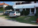 Apartementen Ana- next to the sea A1(2+2), A2(2+3), A3(2+2), A4(2+3) Bibinje - Riviera Zadar  - parkeerplaats