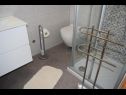 Apartementen Ljilja - 10m from the sea with parking: A2(2+2), A3(2+2), A4(12) Nin - Riviera Zadar  - Appartement - A4(12): badkamer met toilet