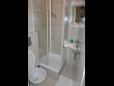 Apartementen Branko - 150m from the sea: SA2(2) Nin - Riviera Zadar  - Studio-appartment - SA2(2): badkamer met toilet
