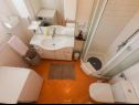 Apartementen Kike - 60 meters from the beach: A1(4+1), A2(4+1), A3(4+1), SA1(2) Petrcane - Riviera Zadar  - Appartement - A2(4+1): badkamer met toilet