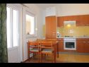 Apartementen Ante - 50m from the sea: A1 plavi(2+2), A2 zuti(2+2) Posedarje - Riviera Zadar  - Appartement - A2 zuti(2+2): keuken en eetkamer