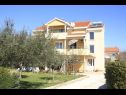 Apartementen Mediteran - private parking: A1(2+1) Privlaka - Riviera Zadar  - huis