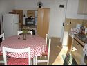 Apartementen Teo - 8m from the sea & parking: A1 žuti(4), A2 bijeli(4), A3 novi(4) Privlaka - Riviera Zadar  - Appartement - A2 bijeli(4): keuken en eetkamer