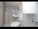 Apartementen Adriatic - with beautiful garden: A1(2), A2(2), A3(2+2) Rtina - Riviera Zadar  - Appartement - A2(2): badkamer met toilet