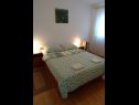 Apartementen Dobri - 500 m from beach: A5(2), A4(2+2), A3(2+2), A2(2+2), A6(2+1) Sabunike - Riviera Zadar  - Appartement - A2(2+2): slaapkamer