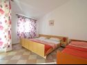 Apartementen Velebit - 130m to the beach: A1(5+1), A2(7) Starigrad-Paklenica - Riviera Zadar  - Appartement - A1(5+1): slaapkamer