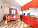 Apartementen Velebit - 130m to the beach: A1(5+1), A2(7) Starigrad-Paklenica - Riviera Zadar  - Appartement - A1(5+1): keuken en eetkamer