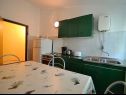 Apartementen Velebit - 130m to the beach: A1(5+1), A2(7) Starigrad-Paklenica - Riviera Zadar  - Appartement - A2(7): keuken en eetkamer