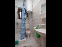 Apartementen en kamers Voyasi - 60 m from sea: A1(2), A2(2), A4(2), A6(2), A7(4), R5(2) Starigrad-Paklenica - Riviera Zadar  - Appartement - A2(2): badkamer met toilet