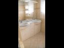 Apartementen Vintage - terrace and parking A1(4) Zadar - Riviera Zadar  - Appartement - A1(4): badkamer met toilet