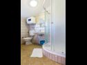 Apartementen Ivan Z2 - 250 m from beach: A2(4) Zadar - Riviera Zadar  - Appartement - A2(4): badkamer met toilet