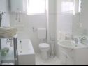 Apartementen Ivan - with large terrace : A1(5) Zadar - Riviera Zadar  - Appartement - A1(5): badkamer met toilet