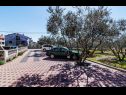 Apartementen Brane - free parking: A1 Barbara(4), A2 Aleksandar(2+1), A3 Frane(4+2), A4 Rada(6+1), A5 Martina(2+2), SA6 Josip(2) Zadar - Riviera Zadar  - parkeerplaats