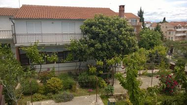 Apartementen BIR - with balcony and parking space: A1(2+1), A2(4) Vodice - Riviera Sibenik 
