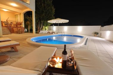Apartementen Max - luxurious with pool: A1(6+2) Zadar - Riviera Zadar 