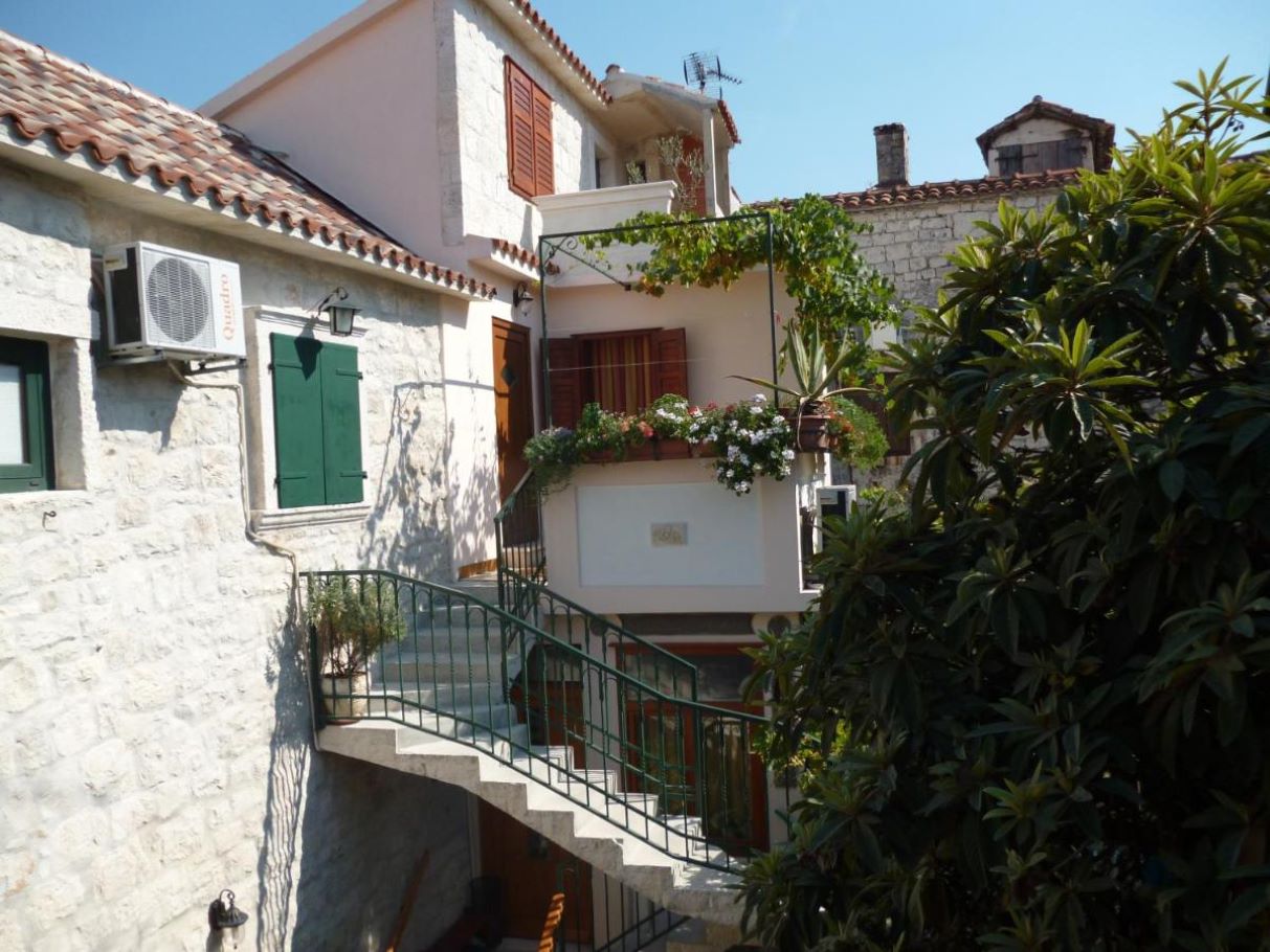 Apartementen en kamers Jare - in old town R1 zelena(2), A2 gornji (2+2) Trogir - Riviera Trogir 