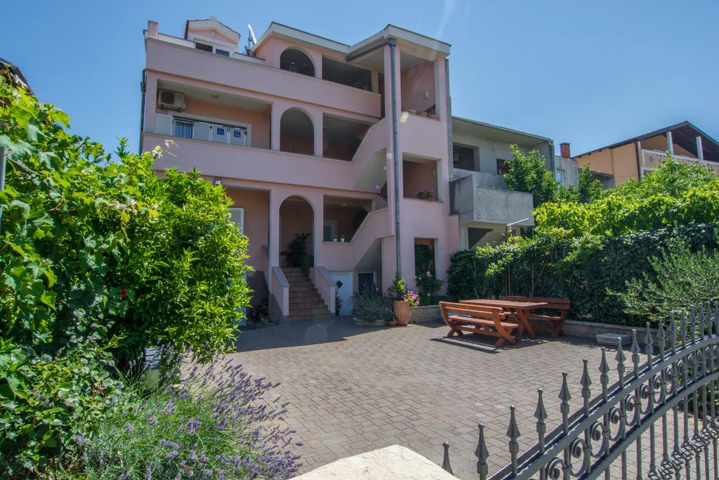 Apartementen Marinka - with backyard; A1(4), A2(4) Zadar - Riviera Zadar 