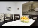 Apartementen Sveto - 400 m from beach: A1(4) Biograd - Riviera Biograd  - Appartement - A1(4): keuken en eetkamer