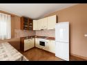 Apartementen Vese - 100 m from beach: A1(2+2), A2(2+2), A3(5+3), A4(2+2) Sveti Petar - Riviera Biograd  - Appartement - A3(5+3): keuken en eetkamer