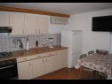 Apartementen Dvor - 20 m from beach: A1(4+1) Turanj - Riviera Biograd  - Appartement - A1(4+1): keuken en eetkamer