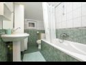 Apartementen en kamers Mate 1 - 130 m from sea: A1 Zeleni(2+2), R1 Zuta(2), R2 Roza(2) Bol - Eiland Brac  - Appartement - A1 Zeleni(2+2): badkamer met toilet