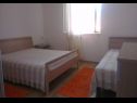 Apartementen Nikša - 10 m from beach: A1 Narancasti(5), A2 Zeleni(3) Postira - Eiland Brac  - Appartement - A1 Narancasti(5): slaapkamer