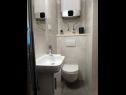 Apartementen Mika - 150m from the sea A1(6), A2(4) Postira - Eiland Brac  - Appartement - A1(6): badkamer met toilet
