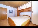 Apartementen Zoran - 30 m from beach: A1(4) Postira - Eiland Brac  - Appartement - A1(4): slaapkamer