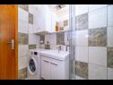 Apartementen Zoran - 30 m from beach: A1(4) Postira - Eiland Brac  - Appartement - A1(4): badkamer met toilet