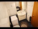 Apartementen Karma - big terrace: A1(6) Pucisca - Eiland Brac  - Appartement - A1(6): badkamer met toilet