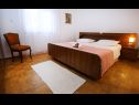 Apartementen Neda - perfect location & free parking: A1(6), A2(4+1), A3(4+1) Splitska - Eiland Brac  - Appartement - A1(6): slaapkamer