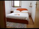 Apartementen Neda - perfect location & free parking: A1(6), A2(4+1), A3(4+1) Splitska - Eiland Brac  - Appartement - A2(4+1): slaapkamer