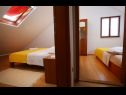 Apartementen Neda - perfect location & free parking: A1(6), A2(4+1), A3(4+1) Splitska - Eiland Brac  - Appartement - A3(4+1): slaapkamer