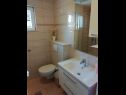 Apartementen Marino - near family friendly beach: A1(2+3), A2(2+2) Supetar - Eiland Brac  - Appartement - A2(2+2): badkamer met toilet