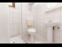 Apartementen Adel - 70 m from beach: A1(4), A2(3+2), SA3(2), A4(4+2) Supetar - Eiland Brac  - Appartement - A2(3+2): badkamer met toilet