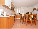 Apartementen Aurelija - 20 m from beach: A1(4+2), A2(4), A3(2+2) Arbanija - Eiland Ciovo  - Appartement - A1(4+2): keuken en eetkamer