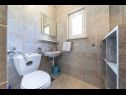 Apartementen Bozo - 100m to the sea: A1(4), A2(4), A3(4), A4(4), A5(4) Okrug Donji - Eiland Ciovo  - Appartement - A2(4): badkamer met toilet