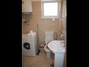 Apartementen Central - 40m from the beach: A1(2), A2(4) Okrug Gornji - Eiland Ciovo  - Appartement - A2(4): badkamer met toilet