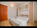 Apartementen Miroslava - with pool: A1(4), A3(2+1), A4(5), A5(6+1) Okrug Gornji - Eiland Ciovo  - Appartement - A3(2+1): slaapkamer
