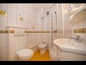 Apartementen Miroslava - with pool: A1(4), A3(2+1), A4(5), A5(6+1) Okrug Gornji - Eiland Ciovo  - Appartement - A5(6+1): badkamer met toilet