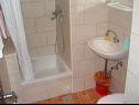 Apartementen Doria - 20m from beach: A1 Grego(4), A3 Doric(4), A4 Teuta(2+2) Okrug Gornji - Eiland Ciovo  - Appartement - A3 Doric(4): badkamer met toilet