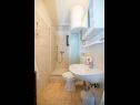 Apartementen Dane - 30m from the sea: A1(4+1), A2(4+1), A3(3+2), A4(2+3) Okrug Gornji - Eiland Ciovo  - Appartement - A1(4+1): badkamer met toilet