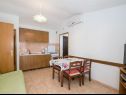 Apartementen Dane - 30m from the sea: A1(4+1), A2(4+1), A3(3+2), A4(2+3) Okrug Gornji - Eiland Ciovo  - Appartement - A1(4+1): keuken en eetkamer